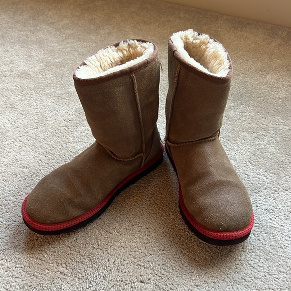UGG RARE Classic Short US 7 with Red cable trim - Excellent Condition - Picture 2 of 16